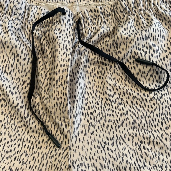 Lululemon cream and black tar cheetah cropped stretch trouser. - Picture 3 of 5